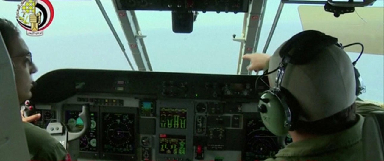 Piloten in einem Suchflugzeug: Das Wrack bleibt verschwunden.