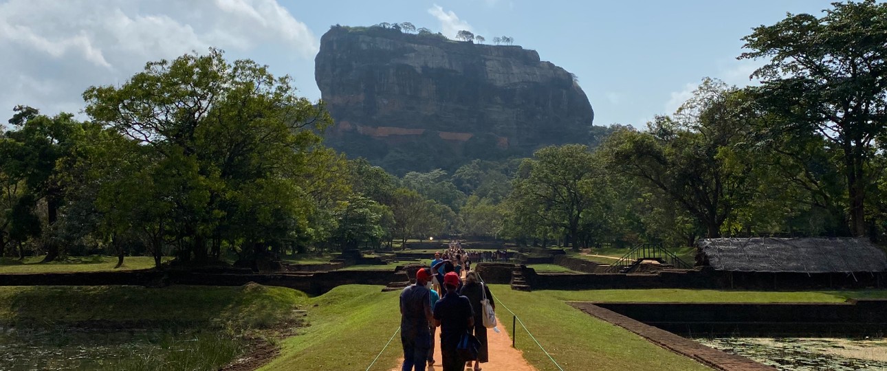 Sri Lankas wortwörtlich größte Sehenswürdigkeit: Sigiriya. Wer hinauf will, ...