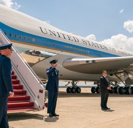 US-Präsident Joe Biden (rechts) auf dem Weg zur aktuellen Air Force One: Die ...