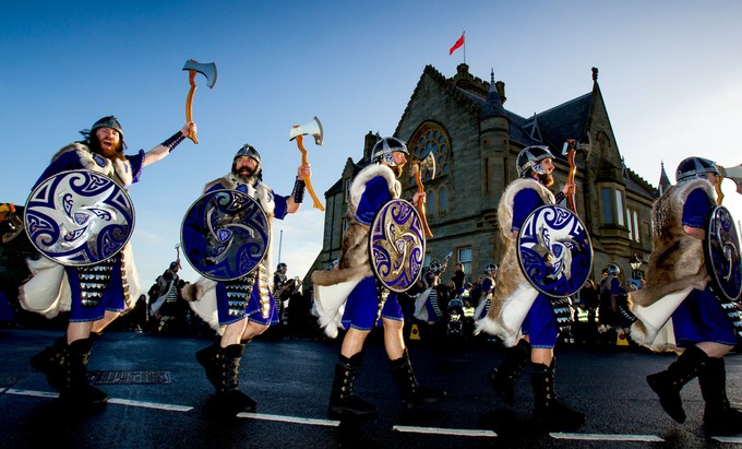 Stürmende Wikinger beim Up Helly Aa