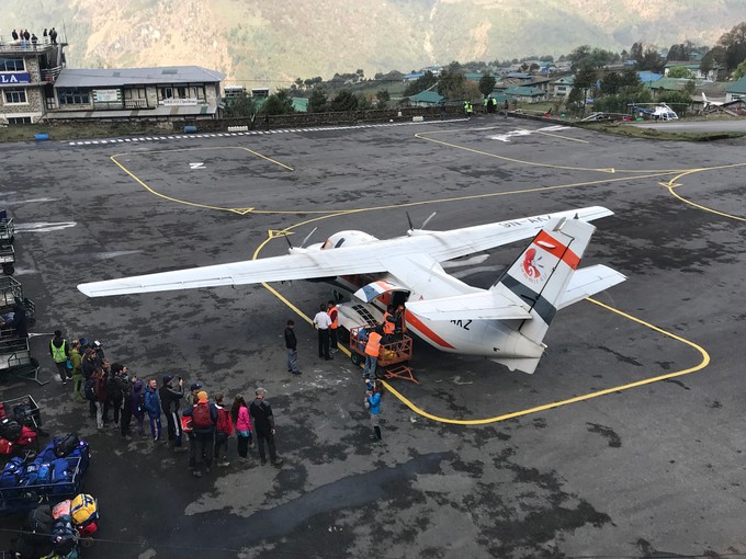 Eine klassische Let L-410 im Einsatz in Lukla in Nepal.