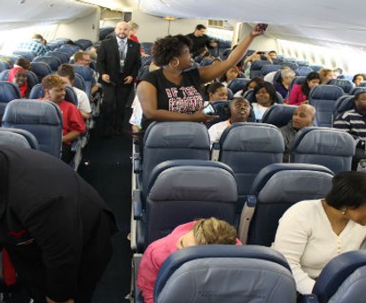 Autismus-Initiative von Delta Air Lines: Betroffene und ihre Familien erkunden ein Flugzeug von innen.