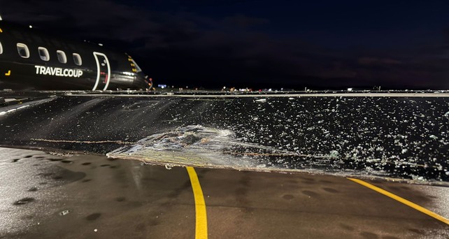 Embraer ERJ-135 von Travelcoup: Das Flugzeug ist mit einem Bodenfahrzeug kollidiert.