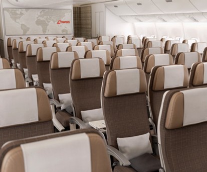 Die Economy-Passagiere sitzen dicht an dicht. Die Swiss wählte eine Bestuhlung von 3-4-3. Die Zehnerreihen sind nicht bei allen beliebt. Qatar, Singapore oder Turkish setzen auf 3-3-3.