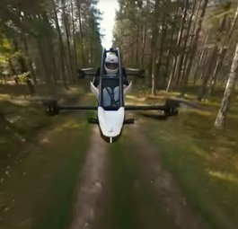Jetson One im Flug: Inspiriert von Star Wars schwebt das elektrische Flugmotorrad über der Erde.