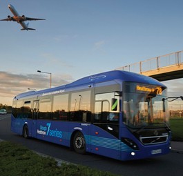 Bus in Richtung Heathrow: Der Flughafen bräuchte mit mehr Kapazität auch mehr Verbindungen.
