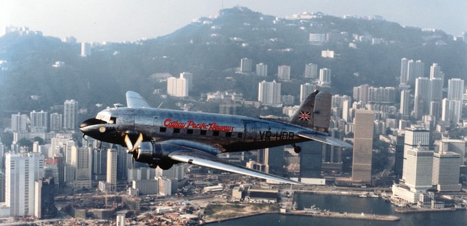 Sie siedelte 1947 nach Hongkong über. Das erste Flugzeug war eine Douglas DC-3.
