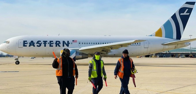 Mit 37,4 Jahren ist die Boeing 767-200 mit dem Kennzeichen N605KW der amerikanischen Eastern Airlines ist älteste 767. Allerdings hat die Fluggesellschaft ihre verbliebene Linienroute zwischen Miami und Montevideo nach einer Rotation in der ersten Januar-Woche eingestellt und will sie wohl erst im April wieder anbieten. Die Alternative in der Kategorie der ältesten Boeing 767 im Linienbetrieb mit Passagieren ist die 767-300 ER mit dem Kennzeichen N171DN von Delta Air Lines mit 31,7 Jahren.