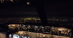 Nacht im Cockpit: Statt nur aus dem Fenster zu schauen, studieren viele Dienstvorschriften.