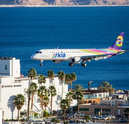 Anflug über Palmen: Eine Embraer von Arkia Airlines peilt die Landebahn des alten Stadtflughafens von Eilat an.
