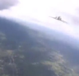 Fallschirmspringer begegnet Flugzeug