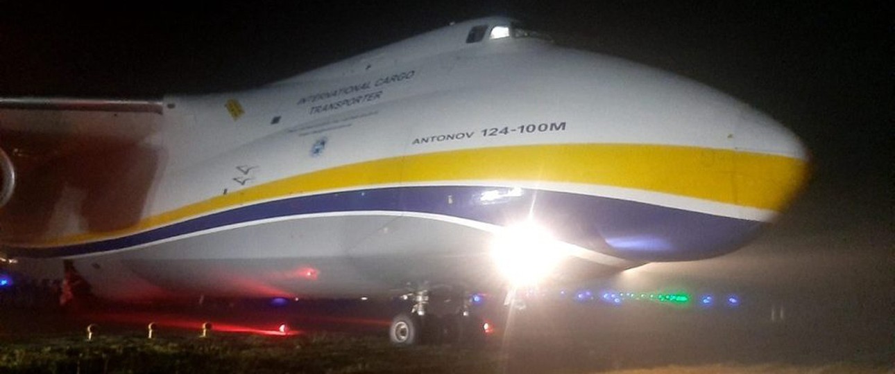 Antonov An-124 im Gras von Guarulhos: Der XL-Flieger konnte weggeschleppt werden.