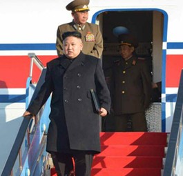 Kim Jong Un steigt aus dem Flugzeug: Ein seltenes Bild.