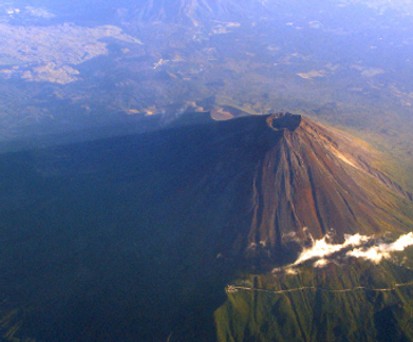Anhand dieser Aussicht erkennt so ziemlich jeder das Land. Der Mount Fujijama in Japan. Haben Sie Bilder von Aussichten aus dem Fenster geschossen, die das Erkennen des Landes kniffliger machen?
