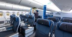 Ein Techniker installiert Premium-Economy -Sitze bei KLM: Die Airline kündigt Veränderungen für ihre Boeing-Langstreckenkabine an.