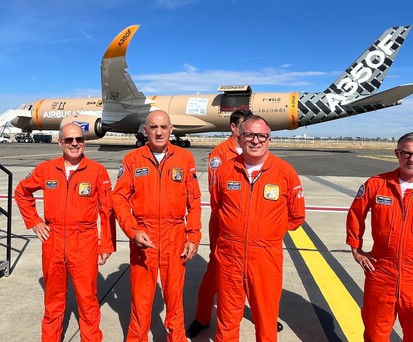 Der Airbus A350 F und die Testflugcrew: Der Frachter war vier Stunden in der Luft.