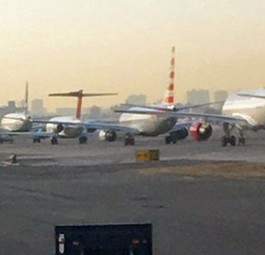 Warteschlange am New Yorker Flughafen La Guardia: Ein riesiges Schlagloch sorgte für massive Verspätungen.