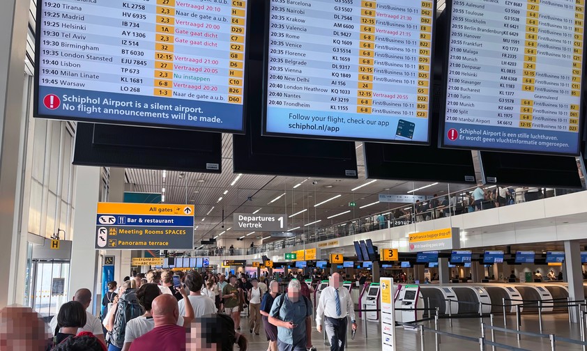 Warteschlangen am Flughafen Schiphol: Nach einer Stunde Wartezeit in der Schlange sind die Passagiere noch nicht einmal in der Nähe des Sicherheitsbereichs.
