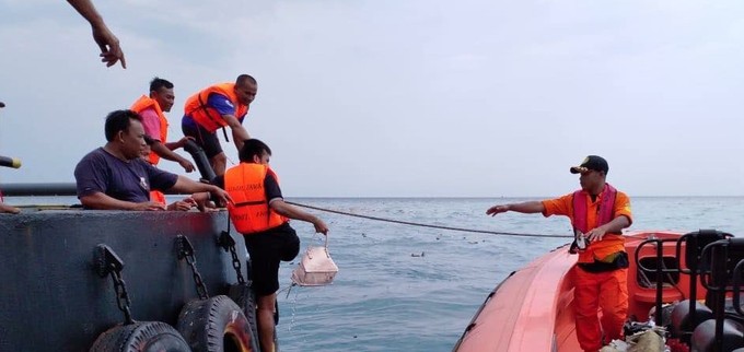 Die Rettungskräfte fanden Trümmer im Meer.