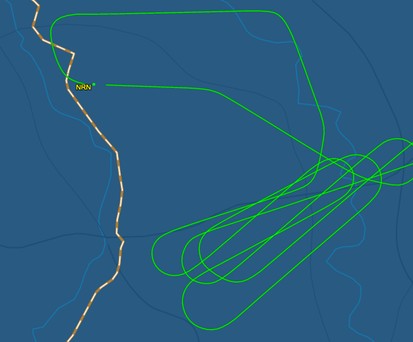 Flug FR7712 vom 16. August bei Flight Aware: Die grüne Linie zeigt den Flugverlauf, die gestrichelte Linie ist die deutsch-niederländische Grenze.
