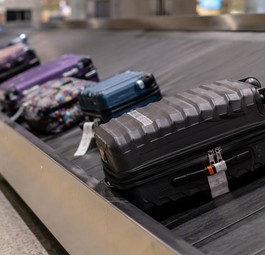 Koffer auf dem Gepäckband am Flughafen: immer seltener warten Reisende vergebens.
