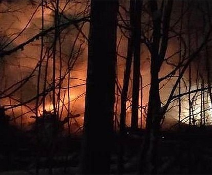 Feuer an der Abstruzstelle: Keiner hat das Unglück überlebt.