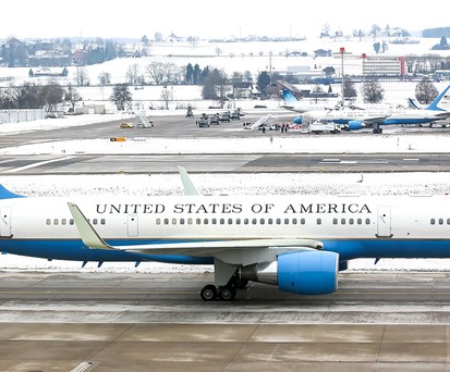 Boeing 757 der US Air Force: Reist Der Noch-Präsident damit nach Schottland?