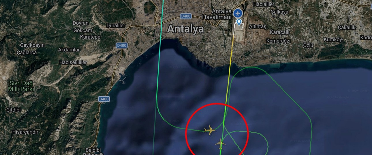 Zur Erstellung dieses Bildes haben die beiden Flugverläufe übereinander gelegt, als visuelle Annäherung: Von links kommt der Jet-2-Flieger, von unten der Tui-Jet.