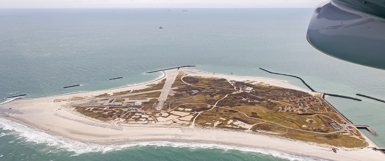 Der Flugplatz mit drei kurzen Pisten liegt auf Helgoland-Düne.