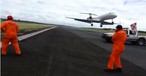 Als Arbeiter die Piste reparieren, landet ein Jet