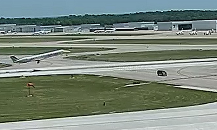 Auto fährt knapp vor startender Embraer vorbei