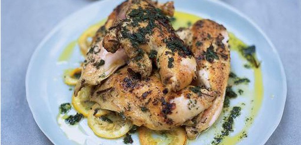 Kräuterhühnchen von Jamie Oliver: Essen auf dem perfekten Flug.