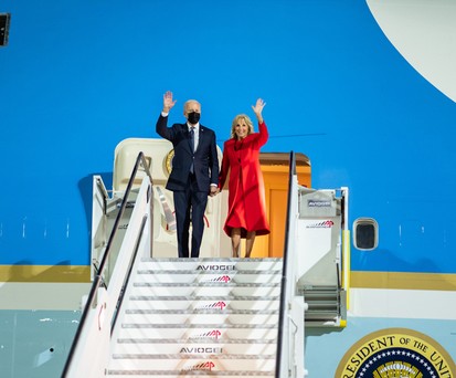 Joe Biden mit seiner Frau vor der Air Force One: Das Hellblau dürfte bestehen bleiben.