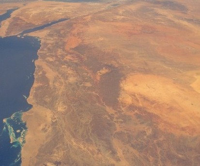 Blick aus dem All auf Saudi-Arabien: Einige Airline von Lufthansa Group fliegen weiter über das Land.