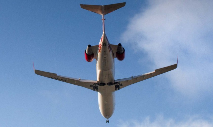 Bombardier CRJ200 im Endanflug: Fehlverhalten des Autopiloten möglich.