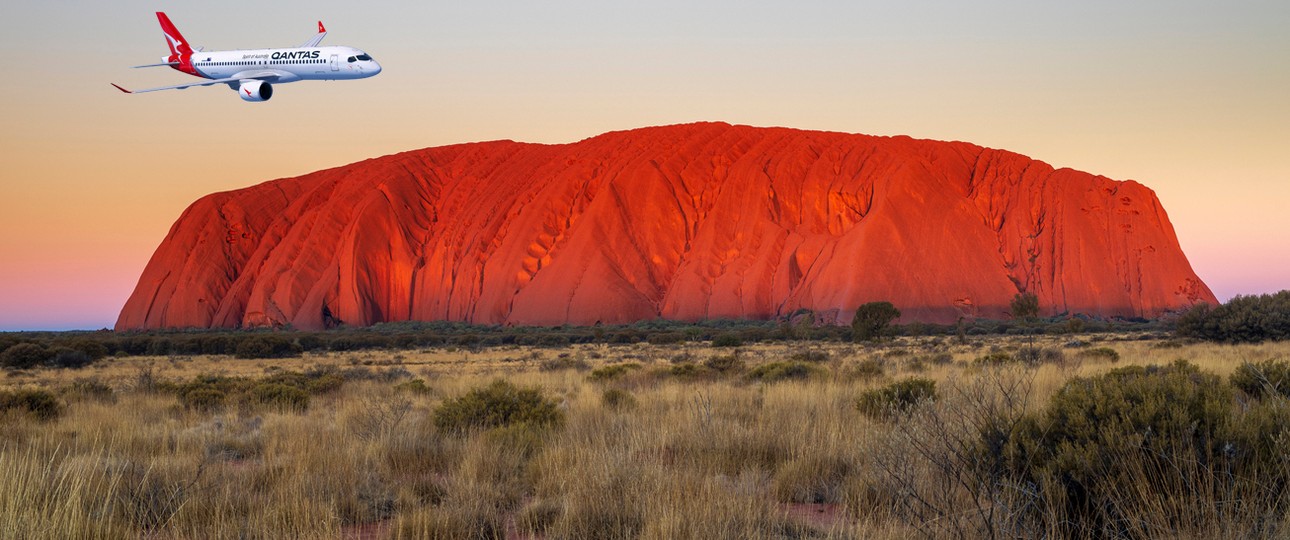 Airbus A220 über dem australischen Inselberg Uluru: Qantas holt sich Nachschub.