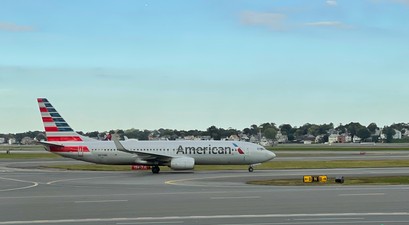 Boeing 737 von AMerican Airlines in Boston: Jetzt werden massenweise Flüge gestrichen.