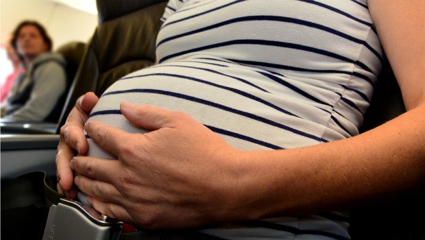 Wie jeder Passagier müssen auch werdende Mütter durch den Security Check. Der Scan ist aber ungefährich. Auch anschnallen müssen sich Schwangere. Der Gurt sollte unter dem Bauch geschlossen werden.