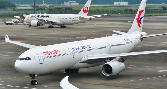 Airbus a330 von China Eastern im Hintergrund steht ein Flugzeug von Japan Airlines: Chinesische Airlines erleben derzeit eine Stornierungswelle für Japan-Flüge.