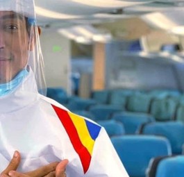 Schutzanzug: Die Farben der Airline sind auf der Schulter angebracht.