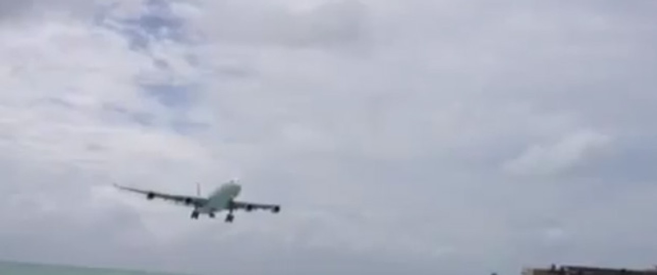 Air-France-A340 im Anflug: Stürmisches Wetter.