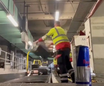 Gepäckmitarbeiter behandeln Koffer wie Basketbälle