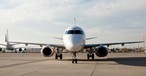 Embraer E195 von Austrian Airlines: In solch ein Flugzeug drang der Mann ein.