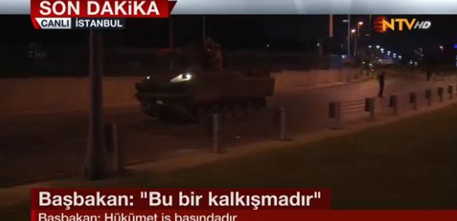 Fernsehbilder aus der Türkei: Offenbar ist hier ein Panzer vor dem Flughafen Istanbul zu sehen.