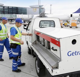 Getränkewagen in Frankfurt: Auf dem Vorfeld wird es heiß.