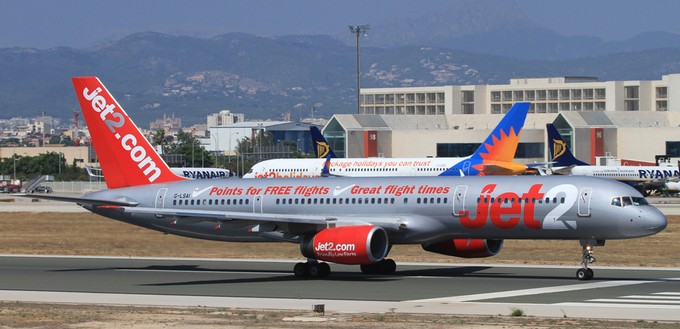 Die Boeing 757-200 mit dem Kennzeichen G-LSAI (hier zu sehen im Jahr 2013): Der Flieger ist 34,3 Jahre alt und wurde einst an China Southern ausgeliefert. Damit ist er aktuell die älteste Boeing 757, die Passagiere im Linienbetrieb befördert. Die britische Billigfluggesellschaft Jet 2 nahm die Maschine nach einer Corona-Pause im November 2021 wieder in Betrieb.