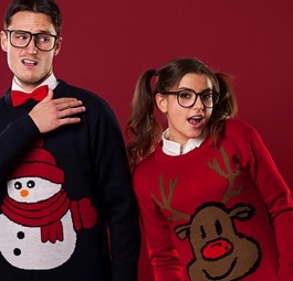 Weihnachtspullover: Wer einen trägt, darf demnächst gratis zuerst an Bord.