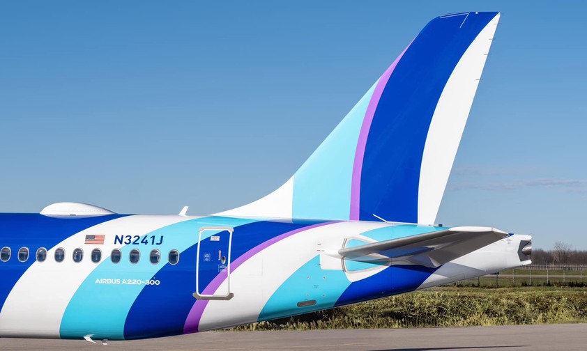 Der neueste Airbus A220 von Jetblue, mit neuem Design: Das Heck zeigt geschwungene Formen.