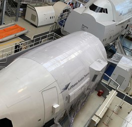 Kabinensimulatoren von Lufthansa Aviation Training: Hier kann man jede Notsituation trainieren.