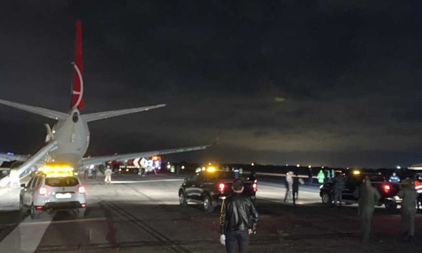 Die Boeing 737 von Turkish Airlines: Flug TK467 landete im Gras.